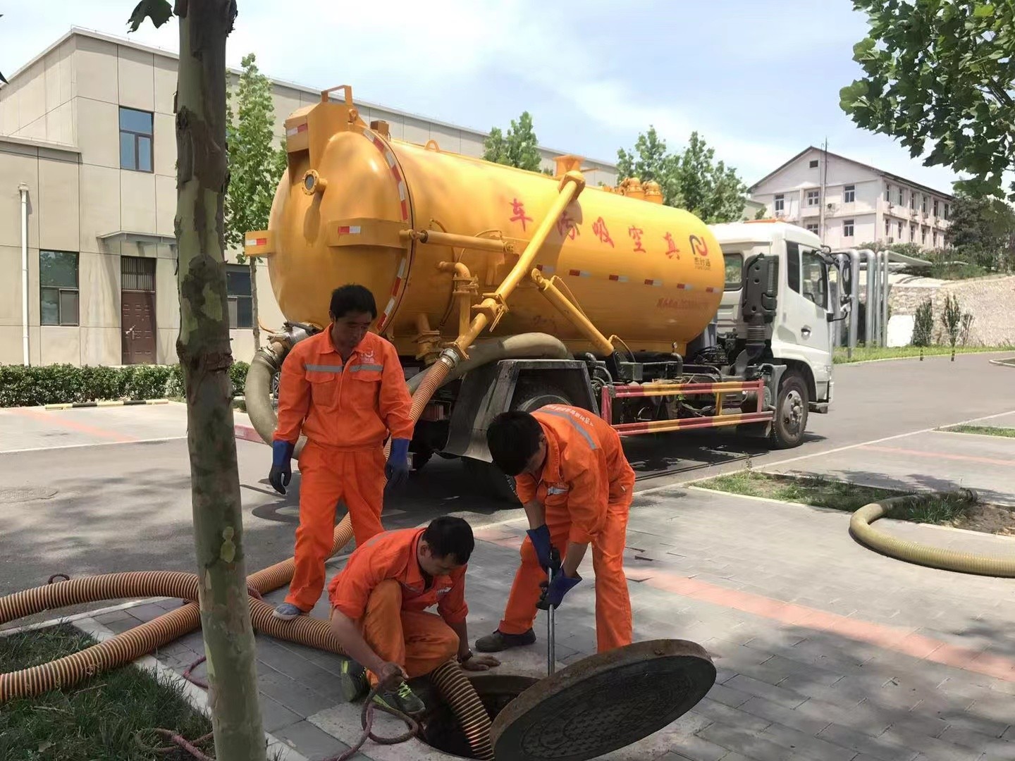 泊头管道疏通车停在窨井附近