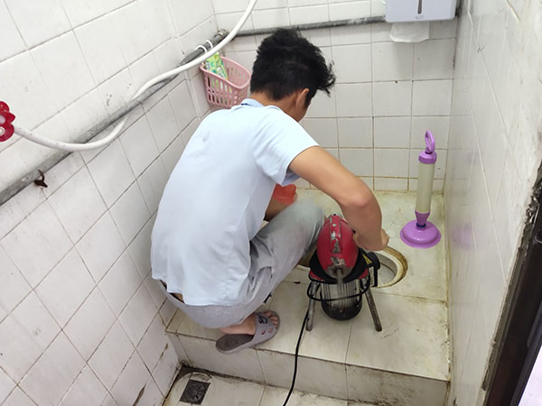 泊头管道堵塞冒臭气 专业师傅现场解决问题