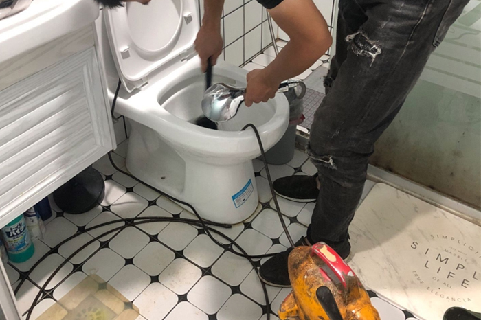 泊头马桶堵塞自己疏通还是找师傅？专业上门服务让你省时更省心